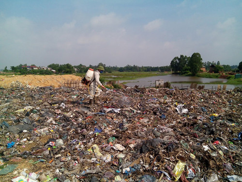 Kiểm tra việc thu gom, vận hành bãi chôn lấp rác thải tại xã Tân Tiến
